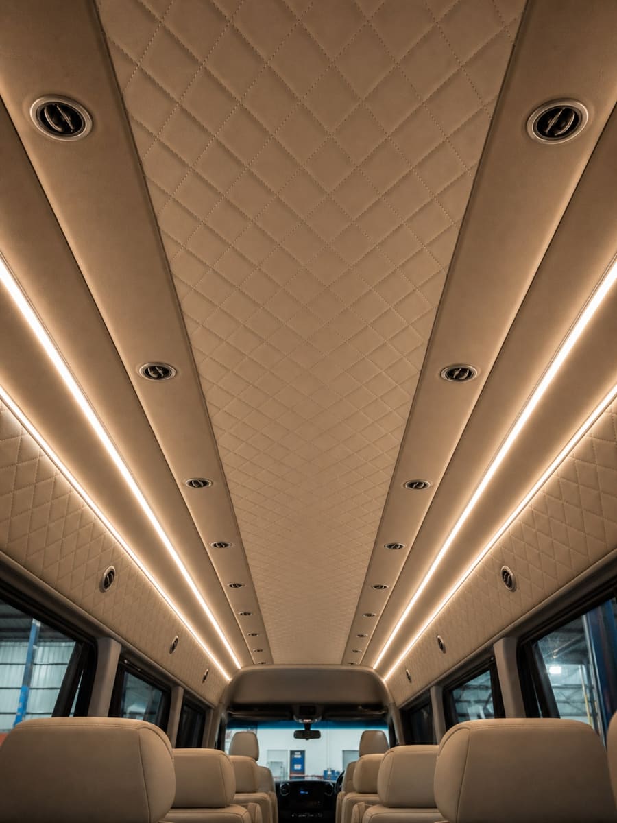 Стеля пасажирського мікроавтобуса у бежевому стьобаному оздобленні з LED-стрічкою вздовж бортів
